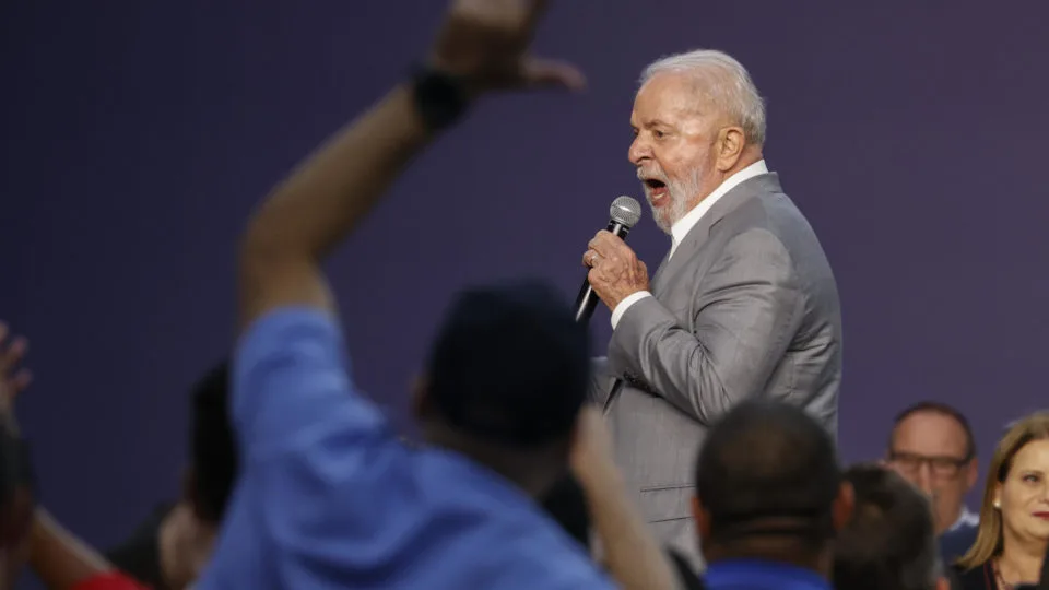 Lula discursa durante visita à fábrica da Volkswagen