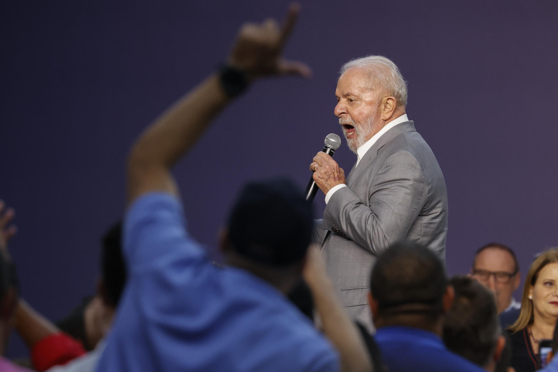 Lula discursa durante visita à fábrica da Volkswagen em São Bernardo do Campo (SP)