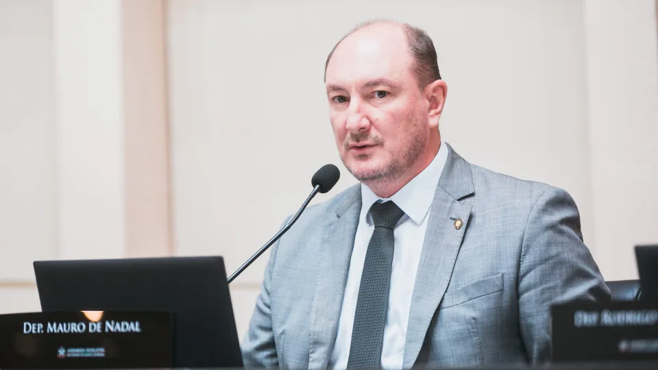 Presidente da Alesc, Mauro de Nadal, durante sessão ordinária em 2023.