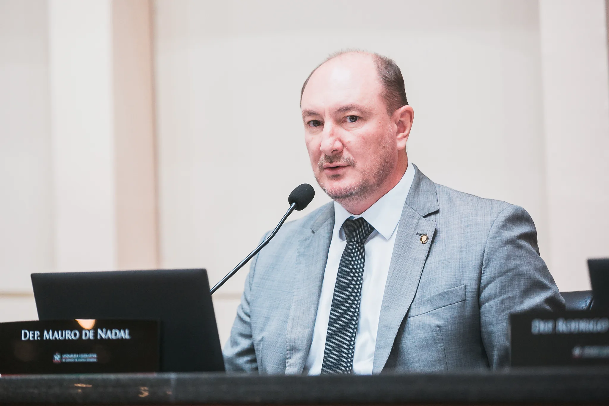 Presidente da Alesc, Mauro de Nadal, durante sessão ordinária em 2023.