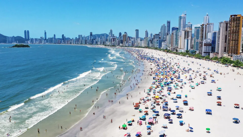 A Praia Central em Balneário Camboriú (SC) teve a faixa de areia ampliada de 25 metros para 70 metros, em média, após as obras.