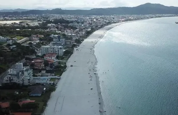 Obra de aumento artificial da Praia dos Ingleses, em Florianópolis (SC), mobilizou quase 500 mil metros cúbicos de areia.