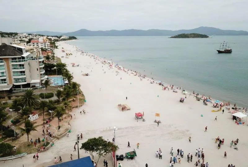 Praia de Canasvieiras foi a primeira de Florianópolis (SC) a ser alargada.