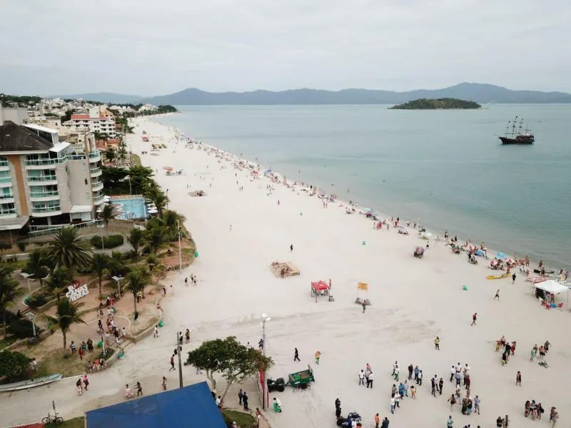 Praia de Canasvieiras foi a primeira de Florianópolis (SC) a ser alargada.