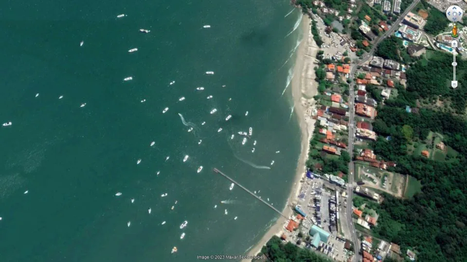 Extensão da praia de Canajurê em 2019, antes da obra de alargamento de Canasvieiras (SC).