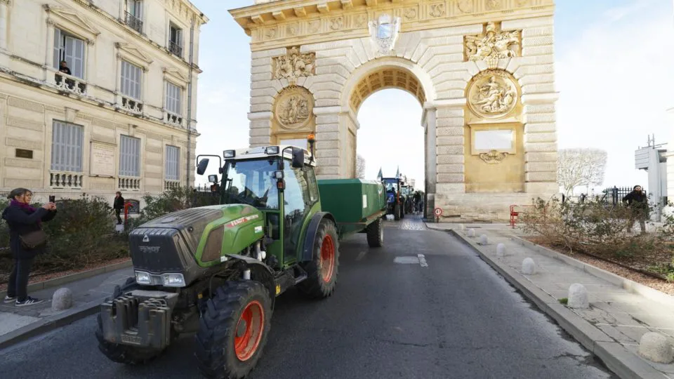 Agricultores franceses chegam em tratores a Montpellier para se manifestarem em frente à prefeitura da cidade, no dia 26 de janeiro de 2024.