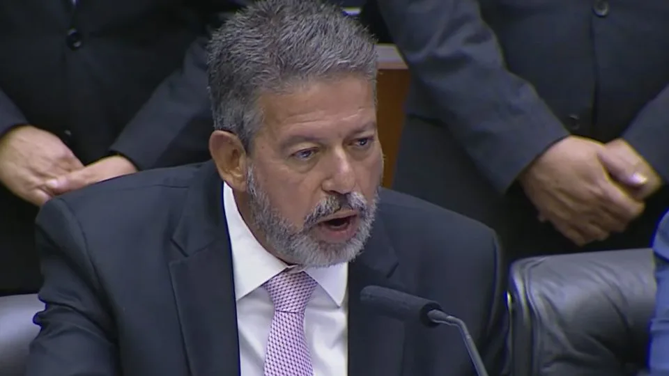 Arthur Lira reage a interferências do Executivo