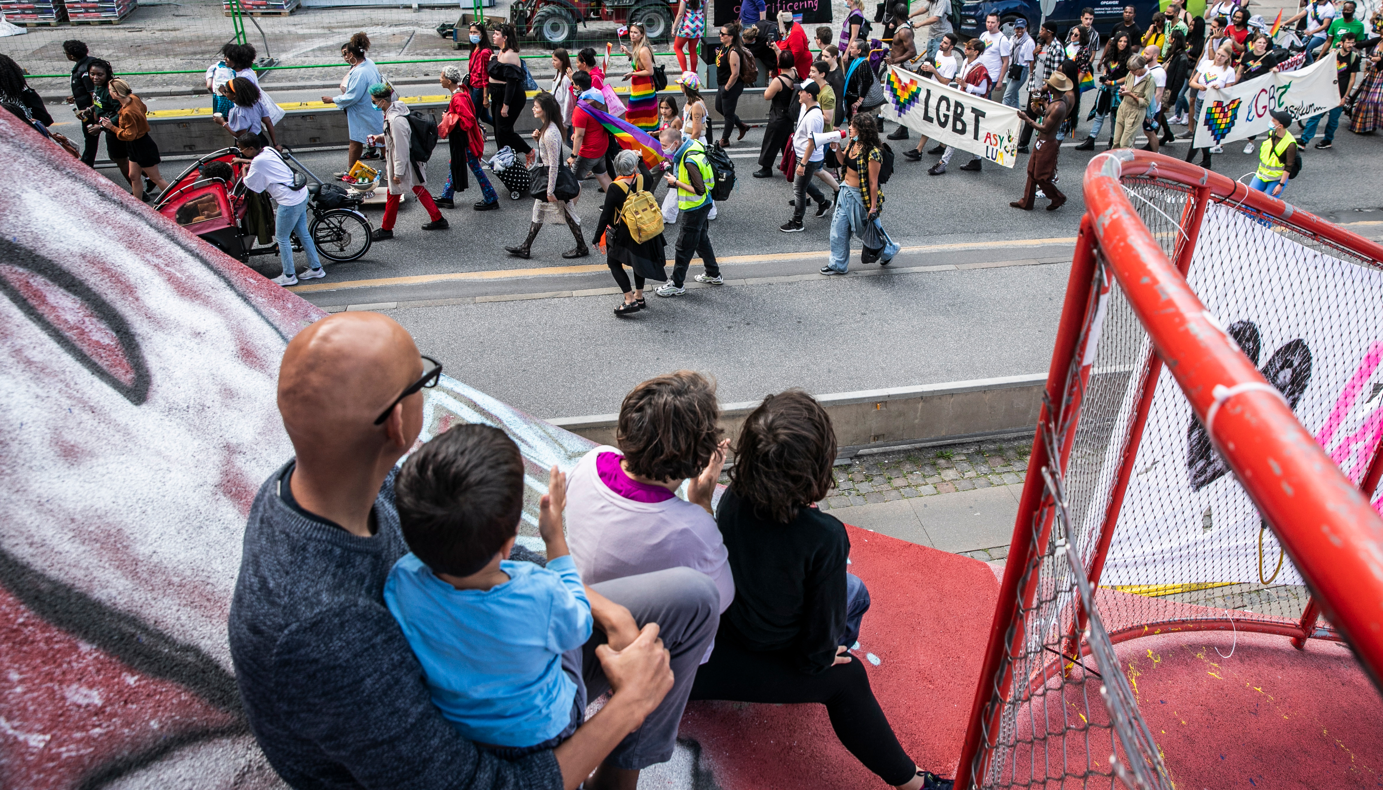 Crianças observam parada LGBT em Copenhague, Dinamarca, em 2021. A defesa do “tratamento afirmativo” para crianças que sofrem de disforia foi uma das estratégias mais contenciosas adotadas por parte desse movimento na última década. Estudos sugerem que a maioria das crianças disfóricas não se tornam transexuais quando crescem.