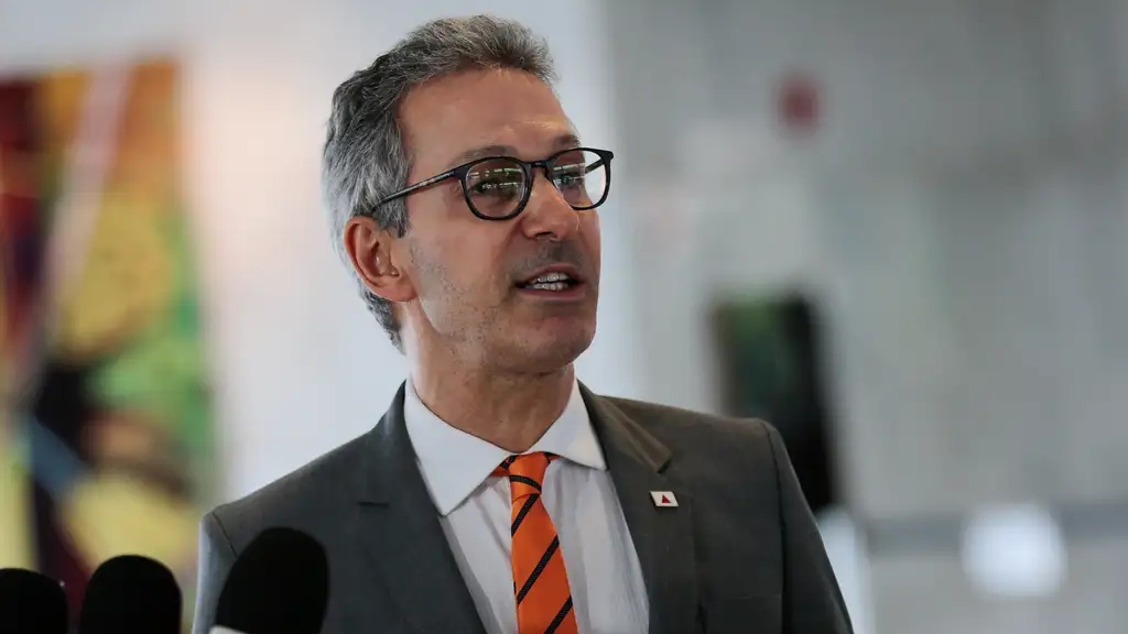 O governador de MG, Romeu Zema, virou alvo do PSOL e do STF por ter dito que “todo aluno, independente de ter ou não vacinado, terá acesso às escolas”