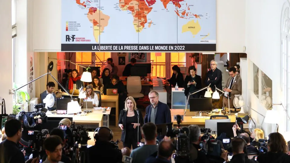 Marina Ovsyannikova (à esquerda), ex-jornalista da TV estatal russa, e o secretário-geral e diretor executivo da Repórteres Sem Fronteiras (RSF), Christophe Deloire (à direita), participam de uma coletiva de imprensa na sede da RSF em Paris, França, 10 de fevereiro de 2023. Ovsyannikova, que em março passado protestou contra a invasão da Ucrânia ao vivo na televisão estatal, deixou a Rússia para evitar a prisão domiciliar sob acusações de espalhar informações falsas contra as forças armadas russas.