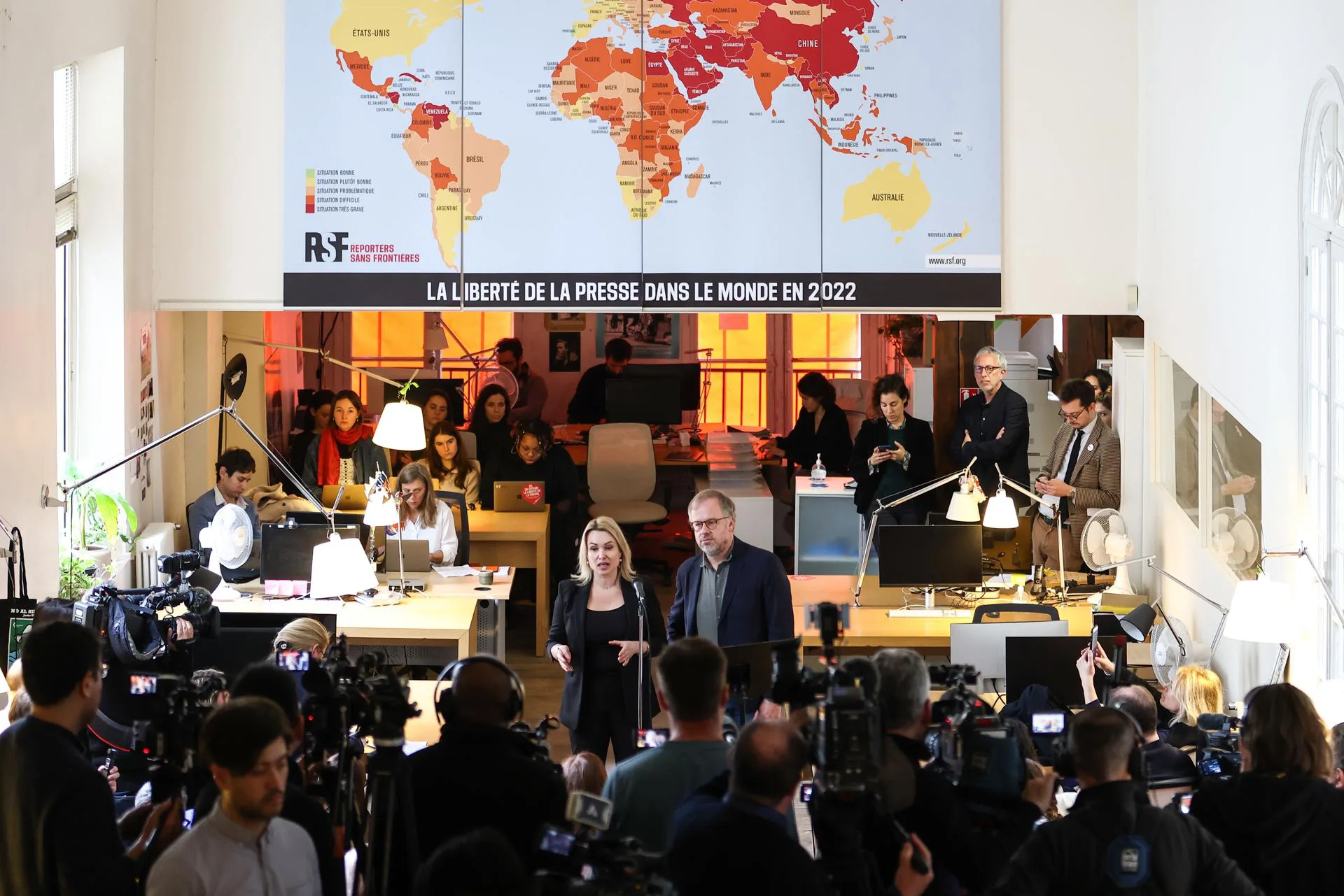 Marina Ovsyannikova (à esquerda), ex-jornalista da TV estatal russa, e o secretário-geral e diretor executivo da Repórteres Sem Fronteiras (RSF), Christophe Deloire (à direita), participam de uma coletiva de imprensa na sede da RSF em Paris, França, 10 de fevereiro de 2023. Ovsyannikova, que em março passado protestou contra a invasão da Ucrânia ao vivo na televisão estatal, deixou a Rússia para evitar a prisão domiciliar sob acusações de espalhar informações falsas contra as forças armadas russas.