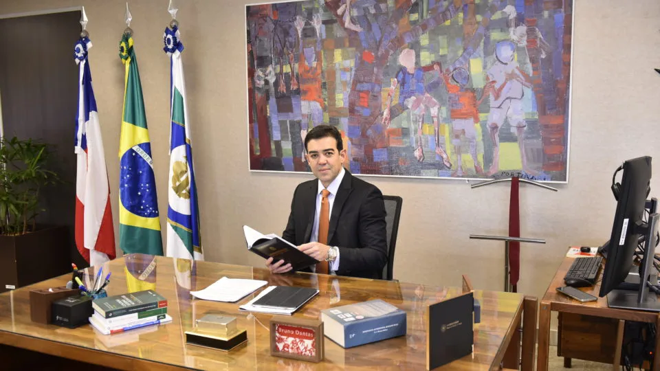 Bruno Dantas em seu gabinete no TCU.