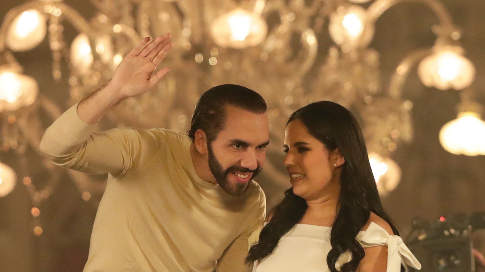 O presidente de El Salvador, Nayib Bukele, ao lado da primeira-dama, Gabriela Rodríguez de Bukele.