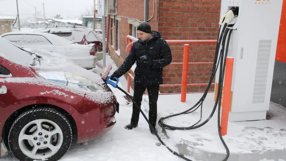 Um homem carrega seu carro elétrico em uma estação de carregamento do Grupo En+ na cidade siberiana de Tulun, região de Irkutsk, em 6 de dezembro de 2023. Empresa de energia e metais En+ Group, de propriedade de O bilionário e industrial russo Oleg Deripaska detém o controle acionário da Rusal, um dos maiores produtores de alumínio do mundo.