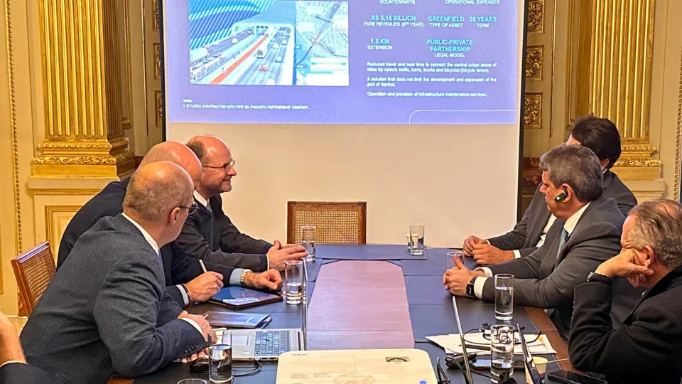 O governador de São Paulo, Tarcísio de Freitas, em reunião com executivos para prospectar investimentos para o estado