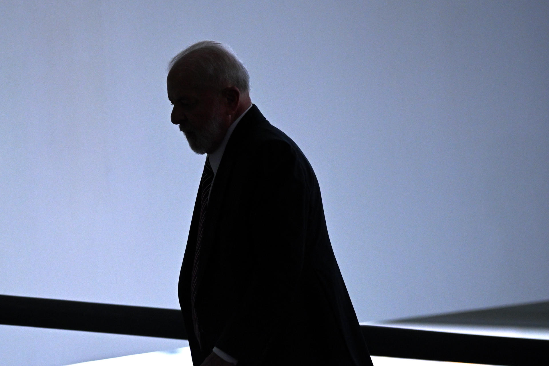 Com explicar que o governo do povo, para o povo e pelo povo é exercido por um homem distante…. do povo?