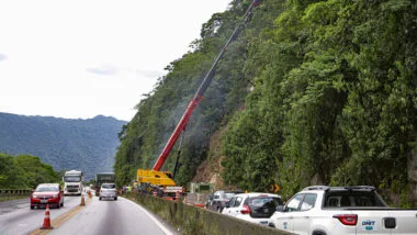 Trecho de serra da BR-277 sofre com deslizamentos recorrentes, rumo ao litoral e ao porto de Paranaguá (PR).