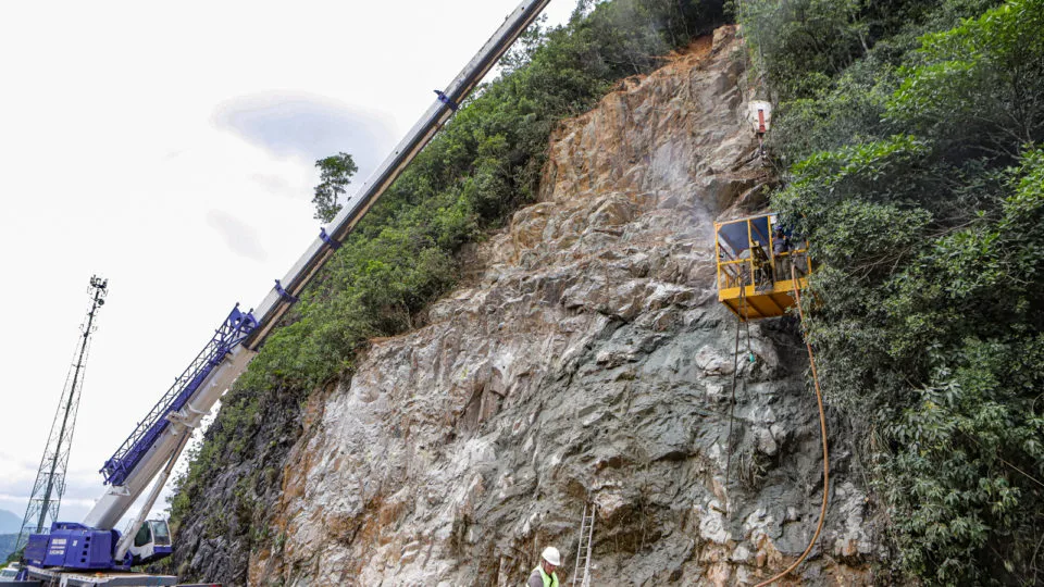 Talude da serra entre os kms 39 e 42 da BR-277 passou por obras de contenção no início de 2023.