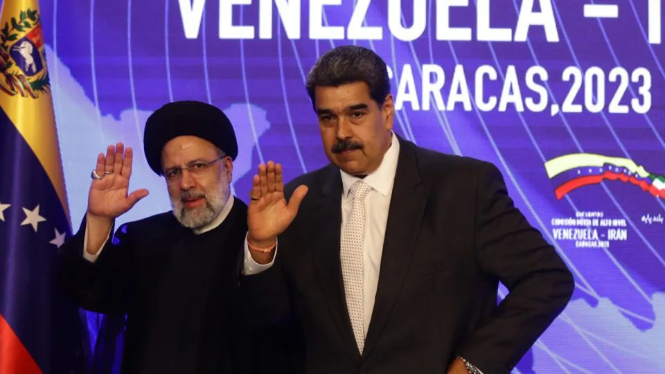 O ditador da Venezuela, Nicolás Maduro (à direita), ao lado do presidente do Irã, Ebrahim Raisí, em Caracas (Venezuela), no dia 12 de junho de 2023