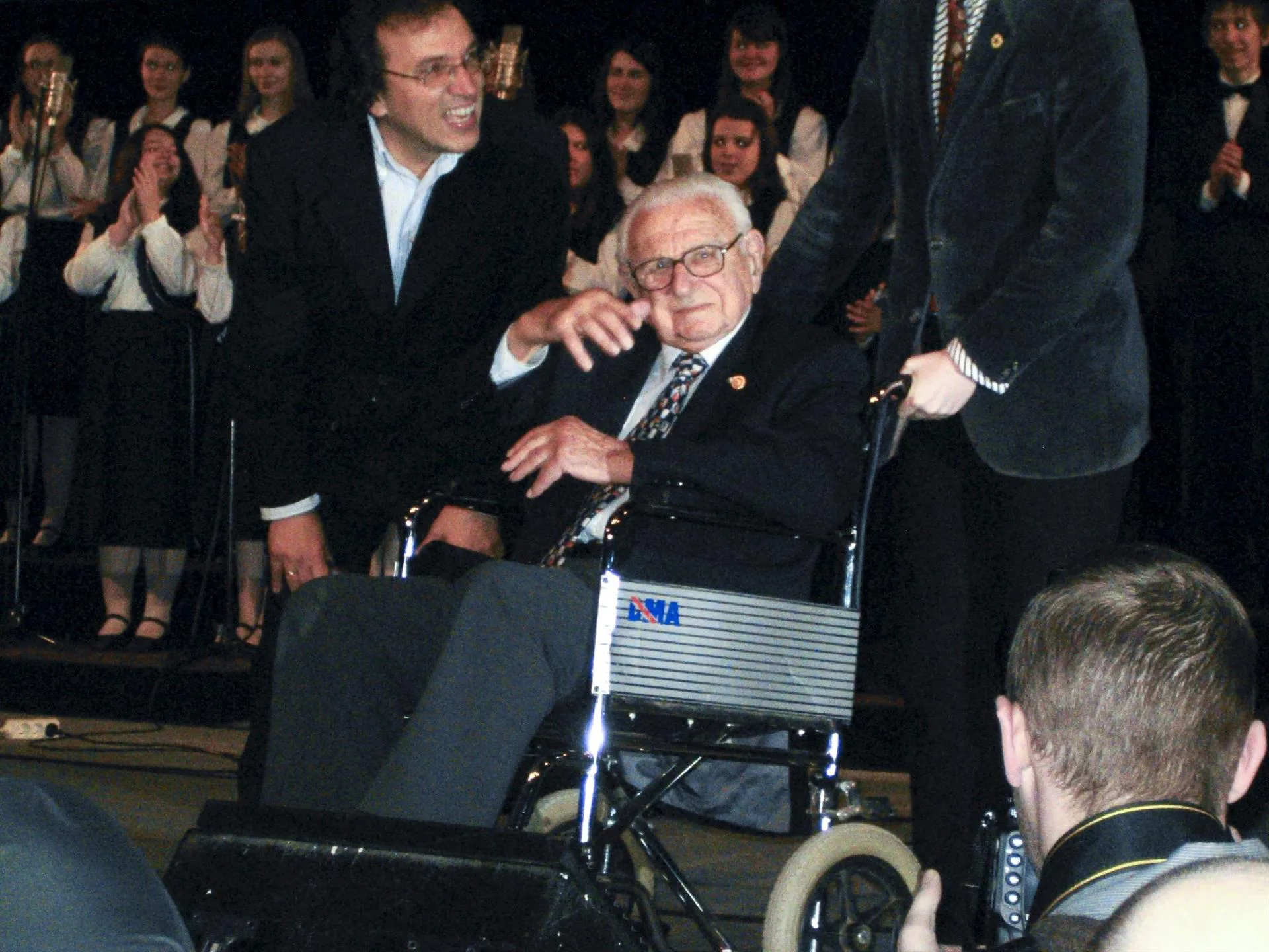 Sir Nicholas Winton (na cadeira de rodas), que salvou quase 700 crianças tchecoslovacas do extermínio nazista no início da Segunda Guerra Mundial, compareceu à estreia em Praga de "Família de Nicky", no dia 20 de janeiro de 2011. O filme reúne depoimentos de sobreviventes, imagens de arquivo da época, fotos e gravações com câmeras amadoras e cenas dramatizadas.