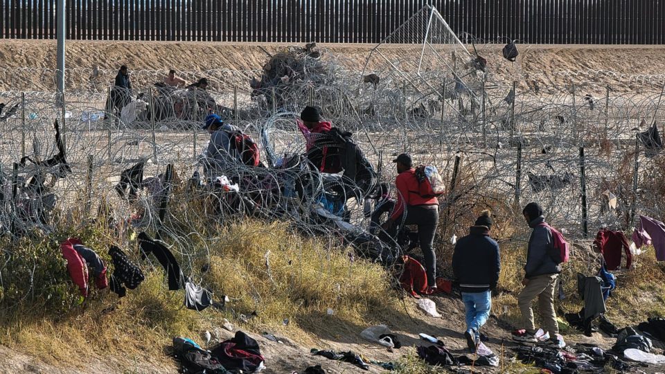 Migrantes atravessam o Rio Grande, próximo ao muro que separa a fronteira dos EUA, em Ciudad Juárez, Chihuahua, México, no dia em 29 de dezembro de 2023. Os migrantes lotam as ruas de Ciudad Juárez, na fronteira norte do México.