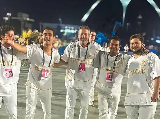 O presidente da Câmara, Arthur Lira (PP-AL), com correligionários durante o desfile da Beija-Flor.