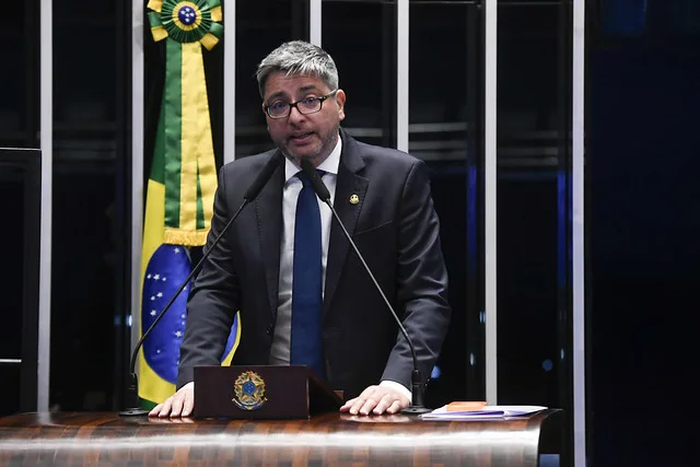 Carlos Portinho discursando