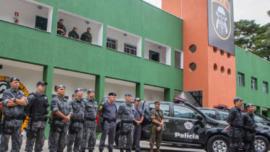 Comando de Operações Especiais (COE) da Polícia Militar entra em novo confronto com líder do PCC no Guarujá.