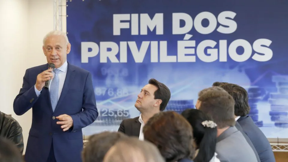 Aliado e filiado ao partido de Ratinho Jr., Traiano segue na presidência da Alep apesar do caso confirmado de corrupção.