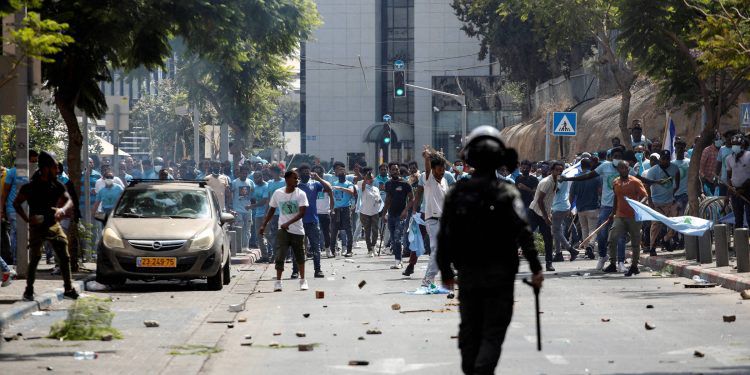 Grupos de Eritreus brigam em Haia, na Holanda.