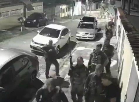 Policiais do Bope e do 9° BPM trocam tiro por engano em comunidade do Rio de Janeiro.