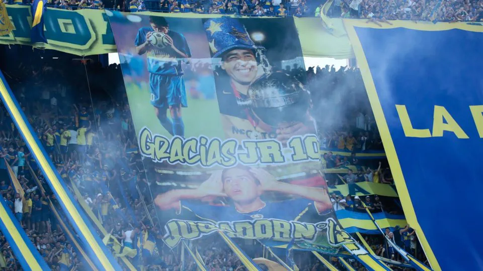 Torcedores do Boca Juniors durante partida contra o Estudiantes, em partida da Primeira Divisão, no estádio Bombonera, em Buenos Aires (Argentina), no dia 28 de outubro de 2023.