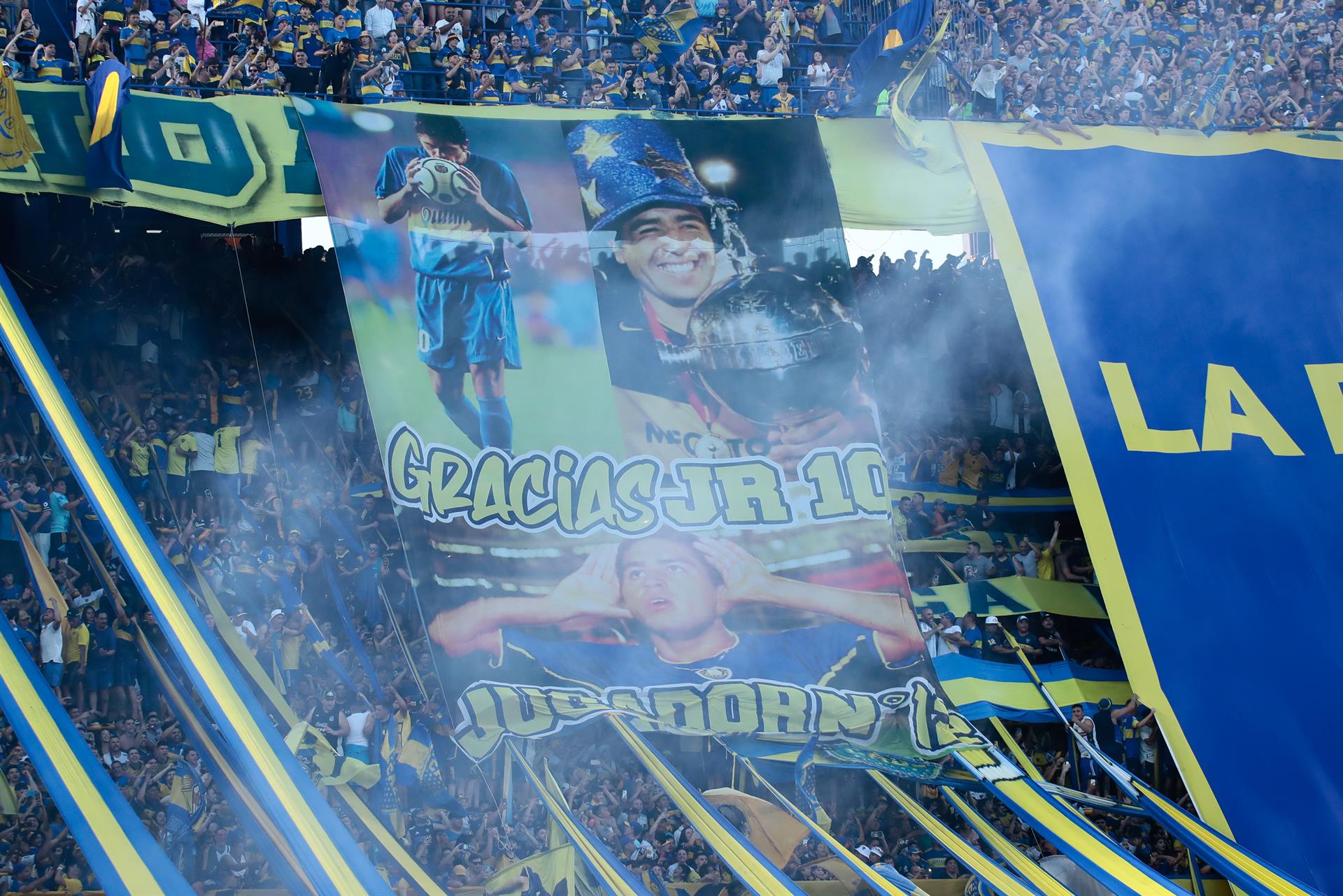 Torcedores do Boca Juniors durante partida contra o Estudiantes, em partida da Primeira Divisão, no estádio Bombonera, em Buenos Aires (Argentina), no dia 28 de outubro de 2023.