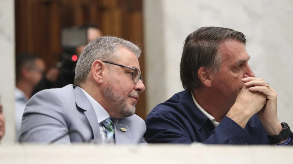 Ricardo Arruda (PL) aposta na cassação de Moro (União) e dobradinha com Paulo Martins (PL) para o Senado, com apoio do ex-presidente Bolsonaro.