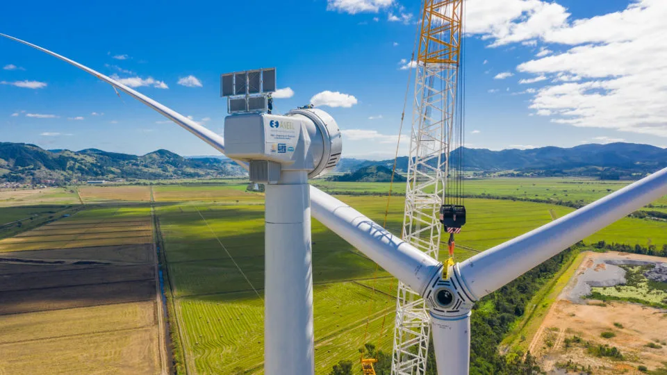 Empresa catarinense, WEG se destaca por desenvolver peças e equipamentos para produção de energia eólica.