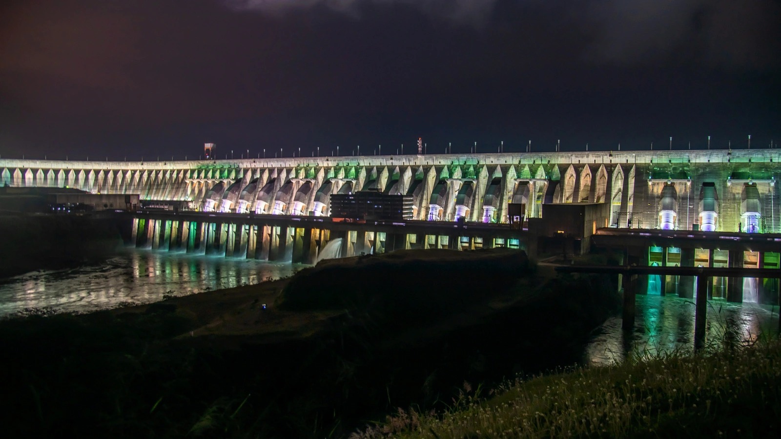 Brasil e Paraguai seguem sem acordo sobre valor da tarifa sobre energia produzida em Itaipu.