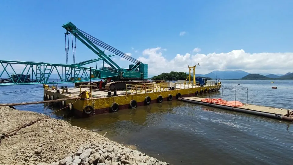 Instalação do guindaste com capacidade de 250 toneladas que ficará sobre a balsa para apoio marítimo.