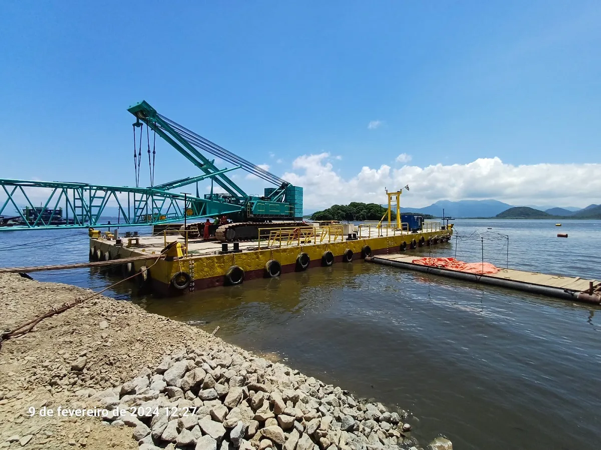 Instalação do guindaste com capacidade de 250 toneladas que ficará sobre a balsa para apoio marítimo.