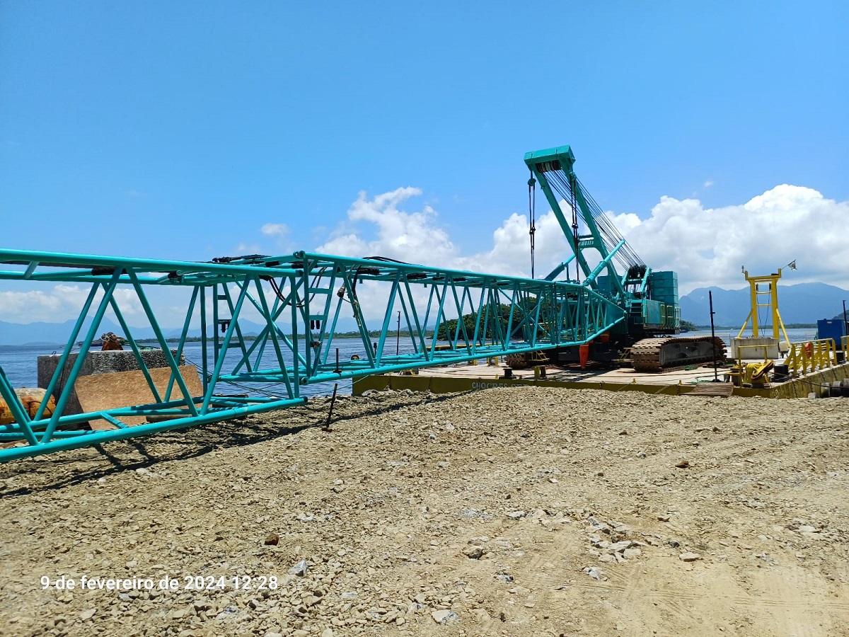Obra da Ponte de Guaratuba em fase inicial no litoral paranaense.