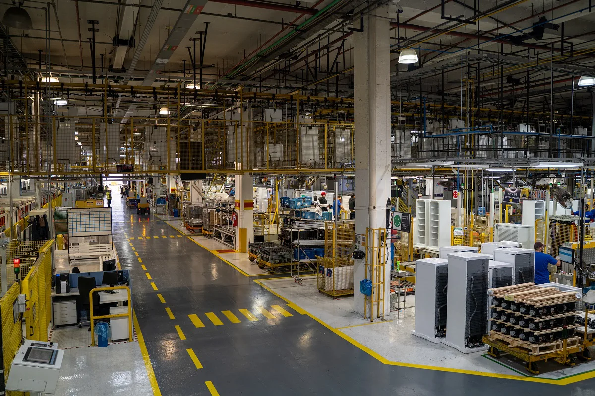 O Electrolux Group tem quatro fábricas no Brasil, sendo duas em Curitiba (PR), uma em Manaus (AM) e outra em São Carlos (SP).