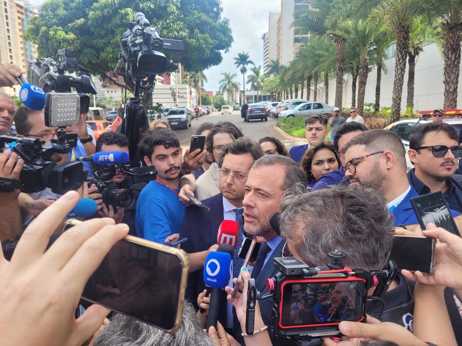 O advogado Paulo Bueno e Fábio Wajngarten defendem Bolsonaro na Polícia Federal