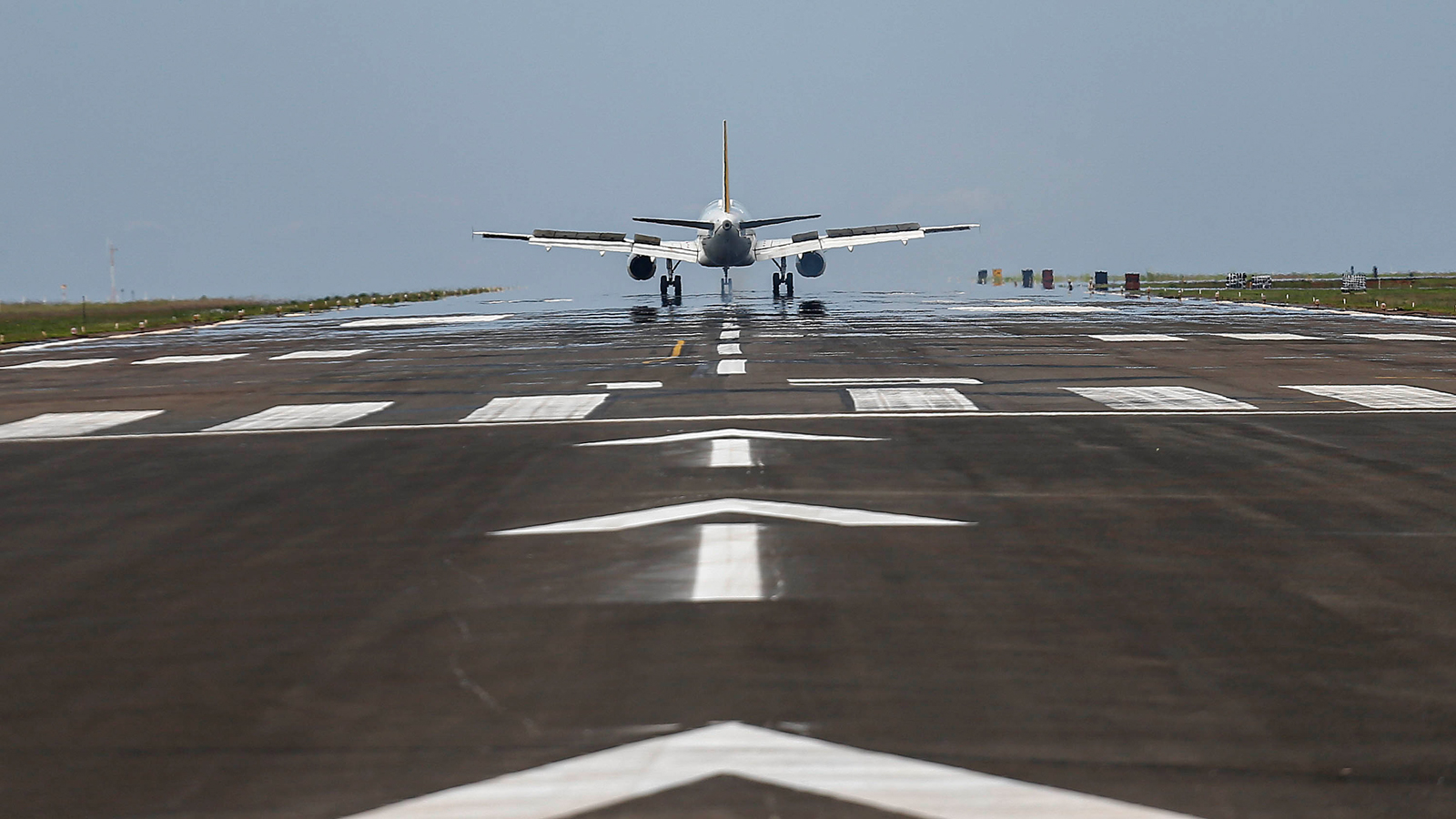 Extensão que tornou a pista do Aeroporto de Foz do Iguaçu a maior do Sul do país aguarda homologação para uso desde a inauguração, em 2021.
