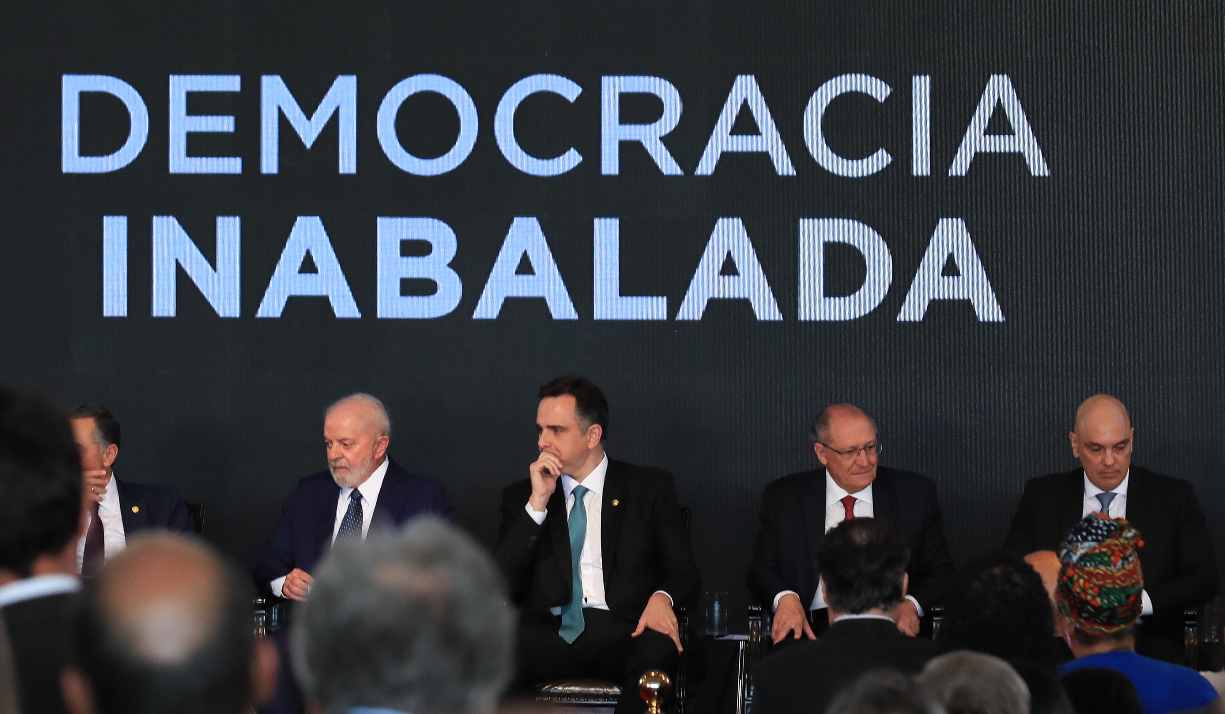 Evento &#8216;Democracia Inabalada&#8217;, em Brasília (DF), no dia 08 de janeiro de 2024:  Lula, Alckmin, Rodrigo Pacheco ao lado dos ministros do STF Alexandre de Moraes e Luís Roberto Barroso. Relação do chefe do Legislativo com outros poderes sofre abalos.