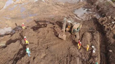Bombeiros durantes as buscas de vítimas da tragédia de Brumadinho (MG).