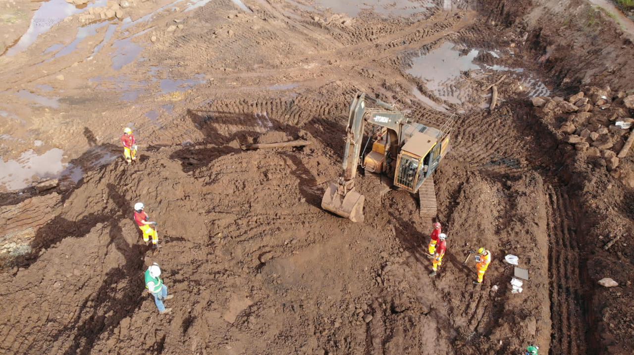 Bombeiros durantes as buscas de vítimas da tragédia de Brumadinho (MG).