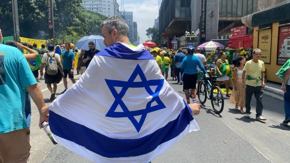 O motorista Ivan Almeida, de 55 anos, veio de Brasília para participar do ato na avenida Paulista em apoio ao ex-presidente Jair Bolsonaro (PL)