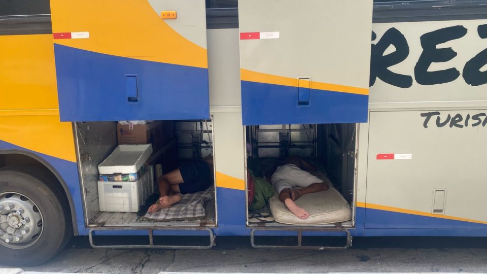 Manifestantes que viajaram mais de 15 horas descansam aguardando o ex-presidente Jair Bolsonaro (PL) chegar em ato em seu apoio na avenida Paulista.
