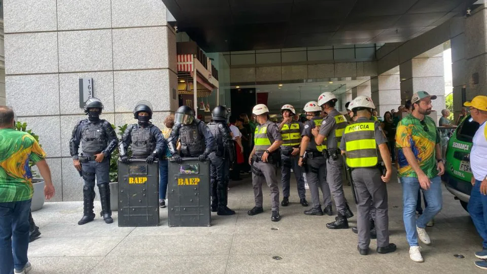 No domingo (25), o batalhão de choque da PM está presente no ato de apoio ao ex-presidente Jair Bolsonaro (PL) na avenida Paulista e auxilia na retirada de manifestantes que passam mal devido ao sol escaldante.