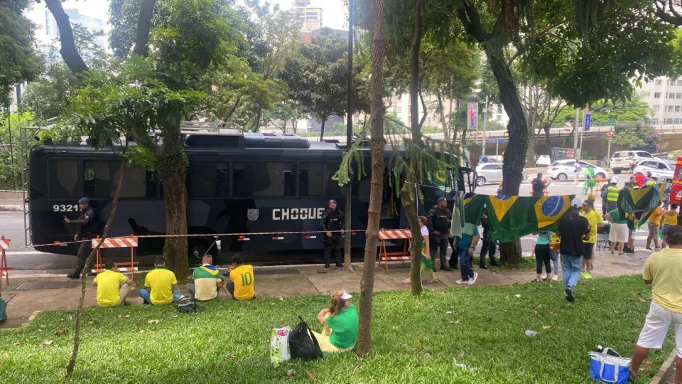 No domingo (25), o batalhão de choque da PM está presente no ato de apoio ao ex-presidente Jair Bolsonaro (PL) na avenida Paulista e auxilia na retirada de manifestantes que passam mal devido ao sol escaldante.