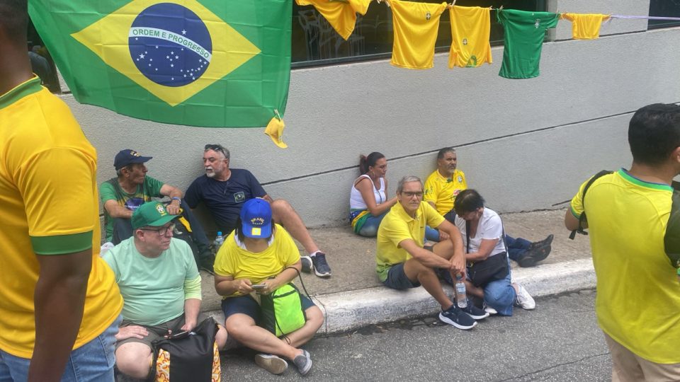 Muitos passam mal e são retirados do meio da multidão na manifestação em favor do ex-presidente Jair Bolsonaro (PL) que ocorre na avenida Paulista neste domingo (25)